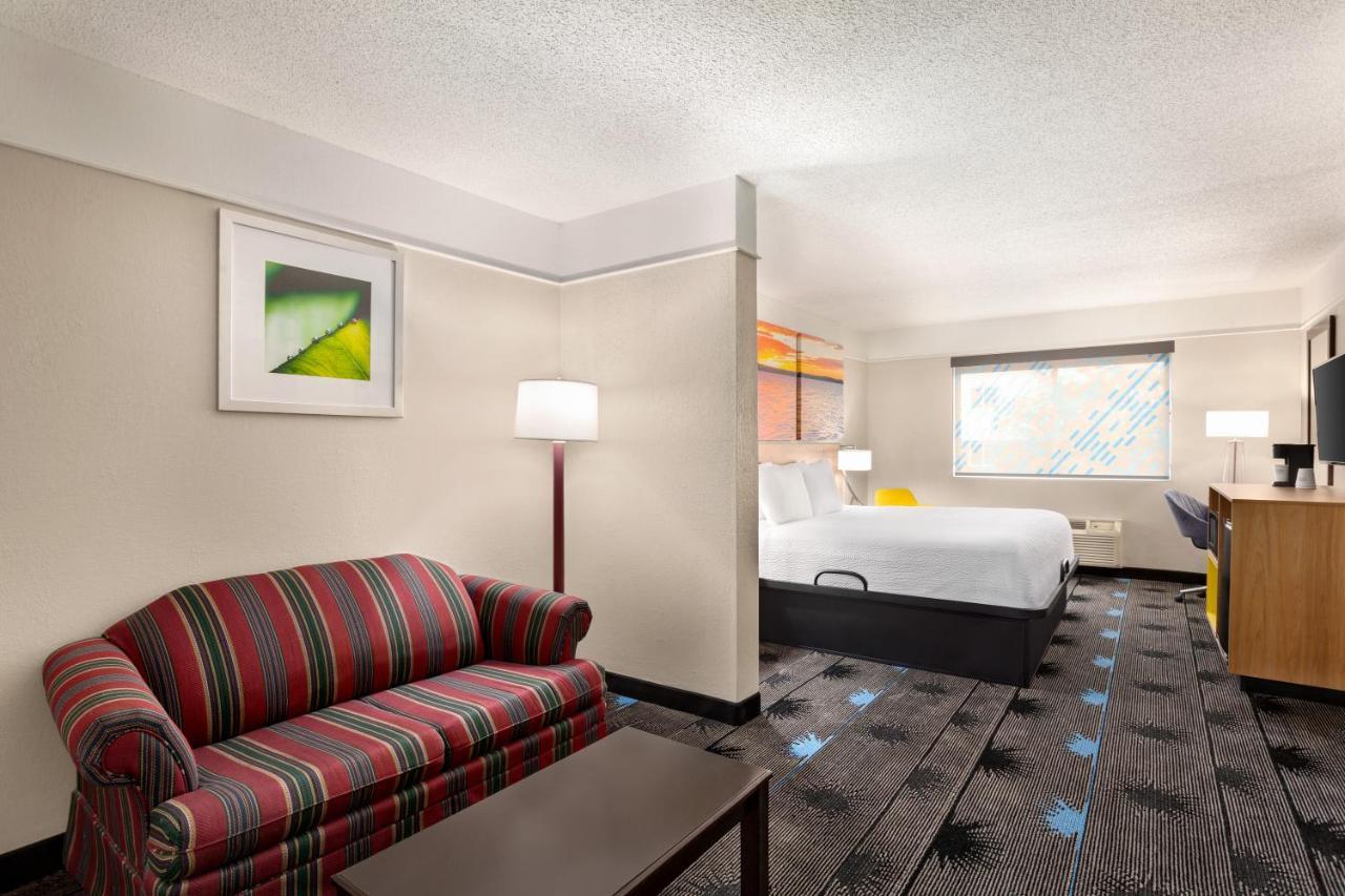 Days Inn By Wyndham Kansas City International Airport Exterior photo
