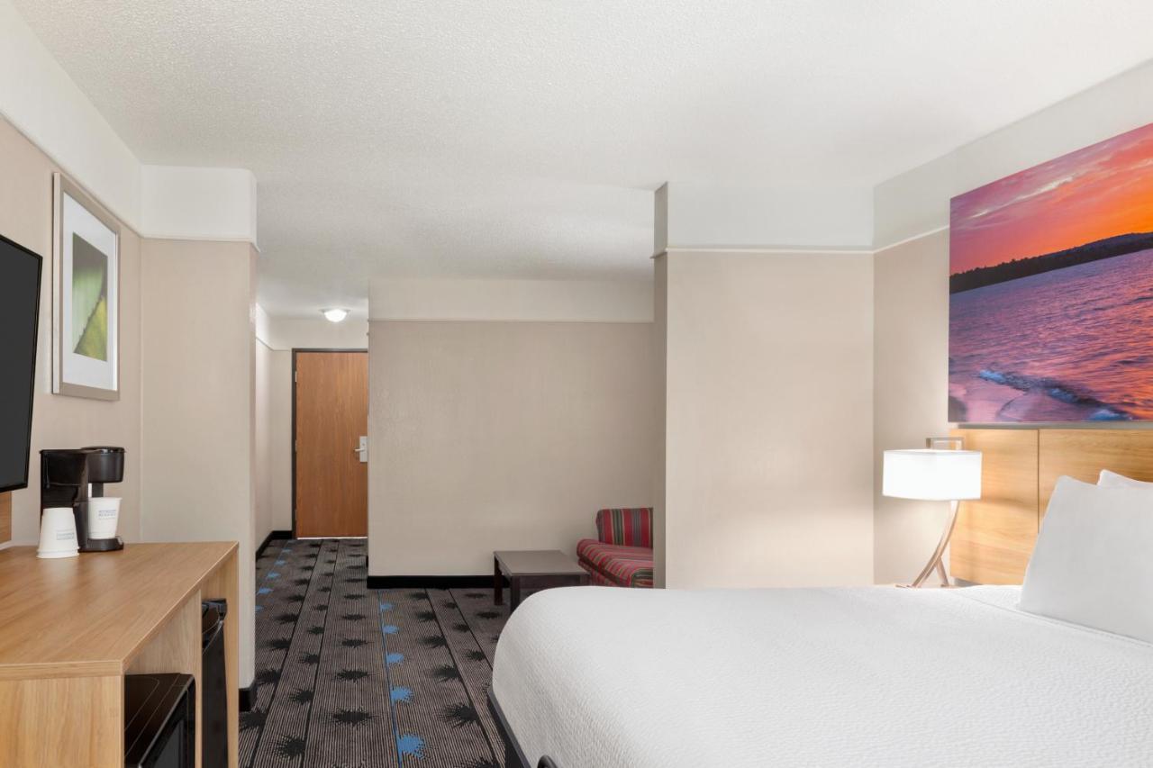 Days Inn By Wyndham Kansas City International Airport Exterior photo