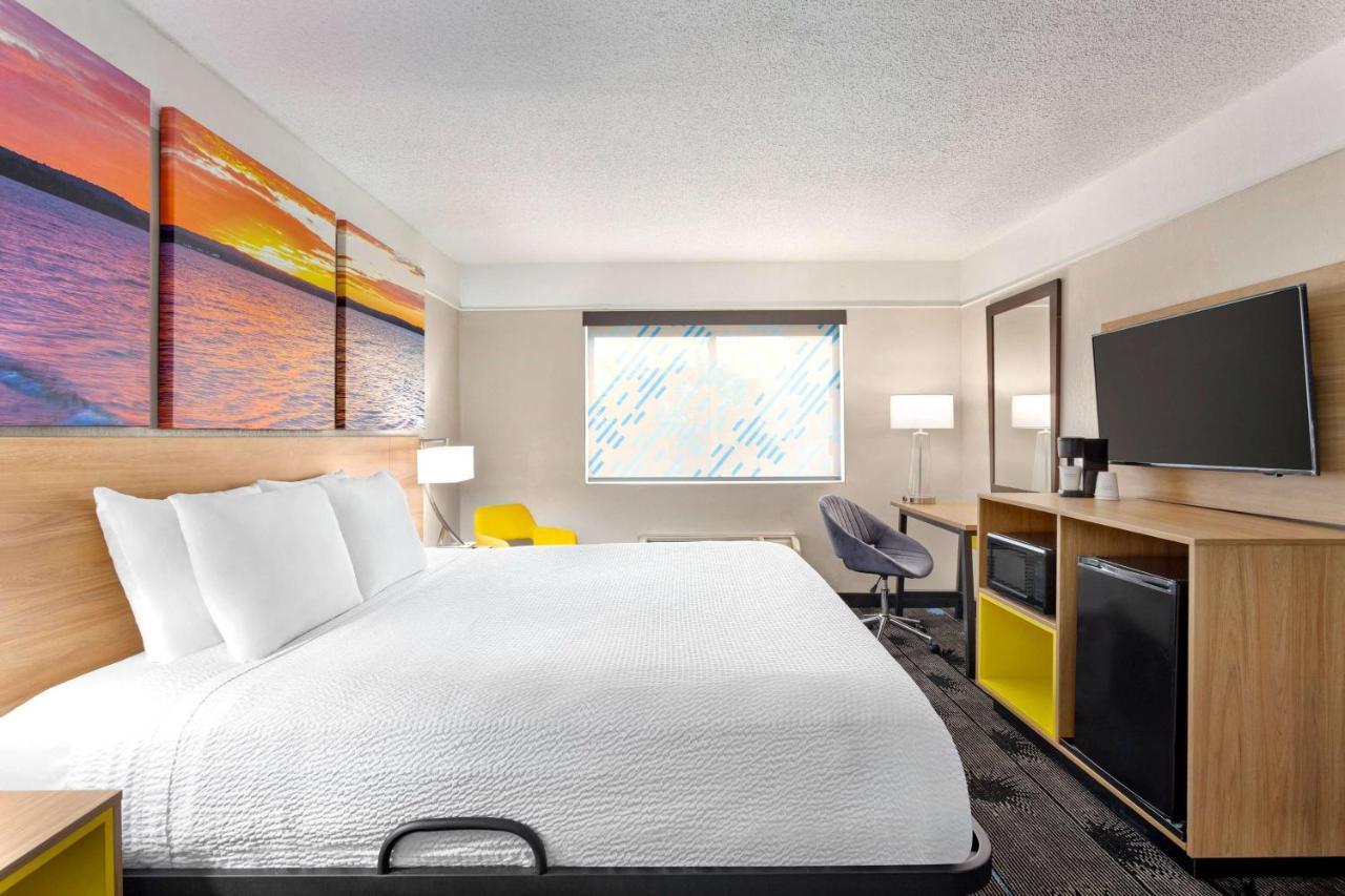 Days Inn By Wyndham Kansas City International Airport Exterior photo