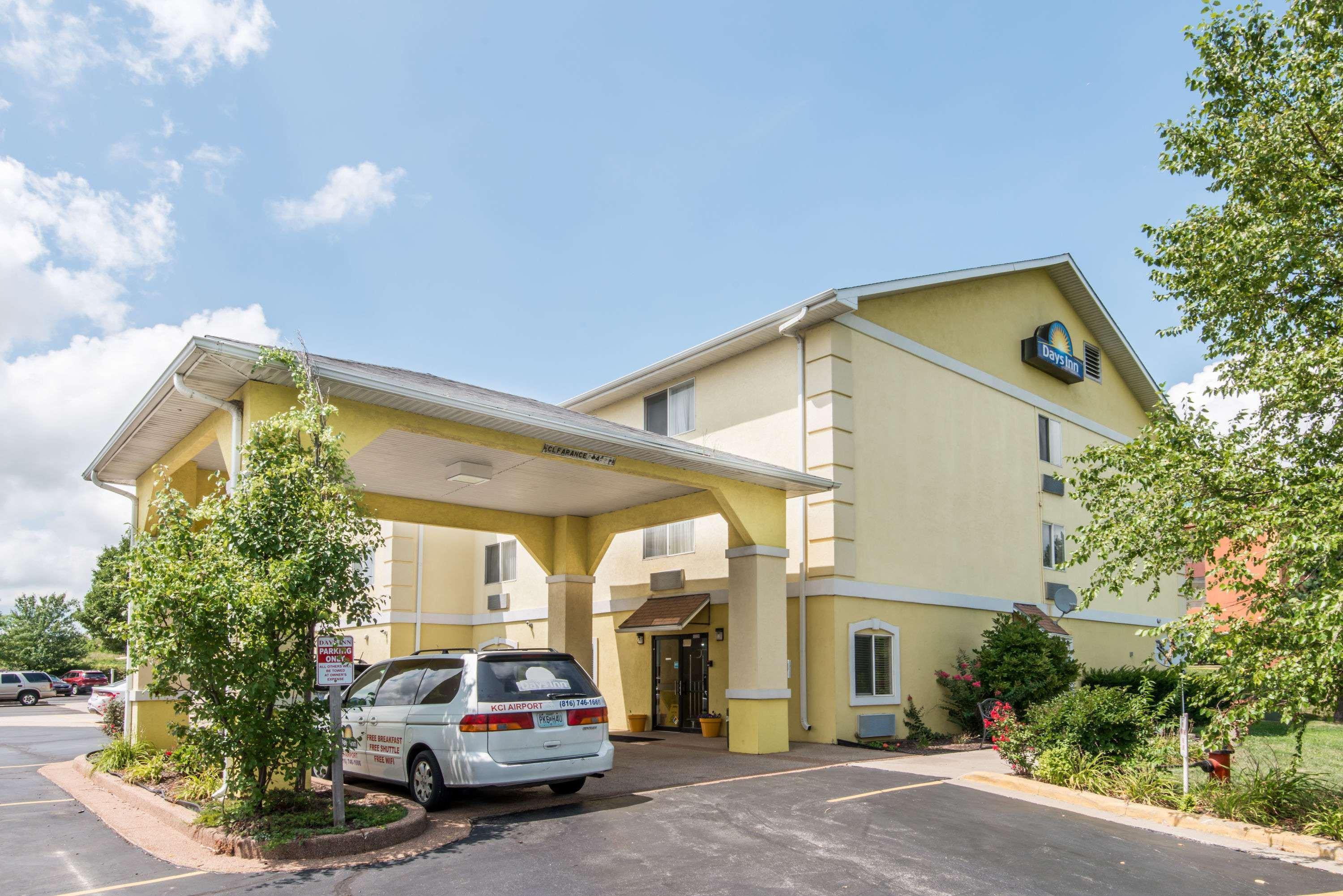 Days Inn By Wyndham Kansas City International Airport Exterior photo